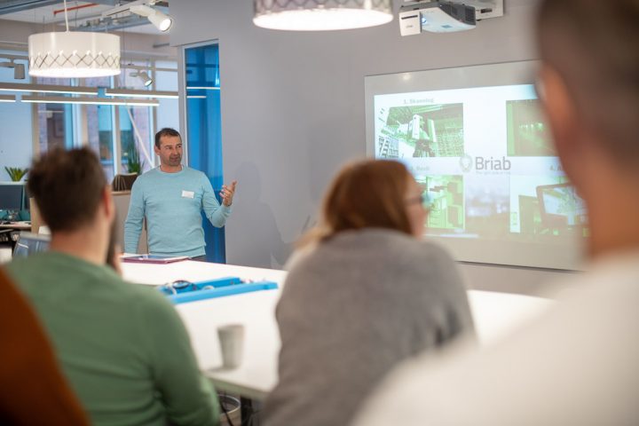 Nalin Roselea visar AR på Briabs New Tech dag